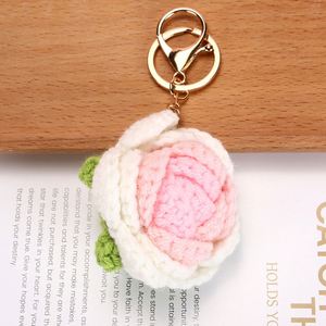 Lindo Llavero de Peluche con Diseño de Rosa Grande, Juguete Hecho a Mano de Ganchillo Amigurumi Ecológico para Accesorios de Bolso y Llavero - Product Image 4