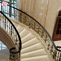 Escalier en spirale en marbre crème marfil sur mesure, marches en pierre beige naturelle pour villa haut de gamme, marches d'escalier courbes en marbre poli