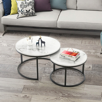 Table basse ronde moderne pour salon, ensemble de 2 tables gigognes avec plateau en marbre noir et blanc pour usage domestique.