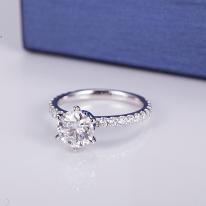 Anillo de Compromiso y Matrimonio Messi Jeweley MSR-540 de Oro Blanco de 14K con Esmeralda y Moissanita de 7mm - Product Image 3