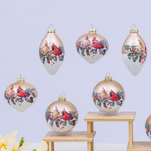 Ensemble d'ornements de Noël: décorations en verre exquises ornées de motifs d'<span class=keywords><strong>oiseaux</strong></span> cardinaux vifs et de houx pour une atmosphère festive - Product Image 1