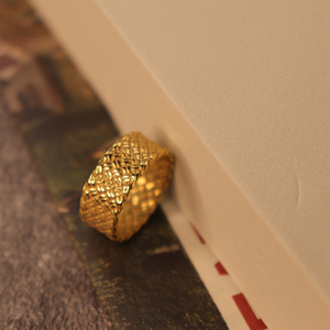Chris April Vorrätig PVD 18K Vergoldeter Personalisierter Breiter Geflochtener Herrenring aus 316L Edelstahl - Product Image 2