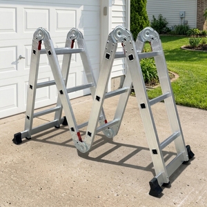 Escalera de Aluminio Multiusos Plegable de 4x4 Peldaños de Alta Resistencia - Product Image 1