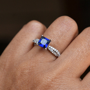 Anello a Onda Incrociata con Taglio Principessa Blu Reale per Donne, Elegante Gioiello da Dito alla Moda - Product Image 2