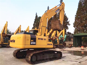 Excavatrice Komatsu PC200 d'occasion, poids en ordre de marche de 29 tonnes, moteur Cummins, capacité de la benne de 1,7 m³, fonctionnement fluide, haute efficacité - Product Image 2
