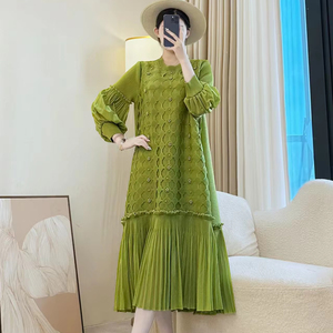 Venta al por mayor <span class=keywords><strong>de</strong></span> vestidos plisados elegantes en estilos <span class=keywords><strong>de</strong></span> longitud media y talla grande con cuello redondo y diseño <span class=keywords><strong>de</strong></span> mangas con volantes - Product Image 1