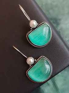 Boucles d'oreilles en pierre avec perle oxydée Monalisa avec finition argentée pour femmes Produit ethnique en vrac Bijoux de mode - Product Image 4