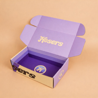 Boîtes d'emballage en carton ondulé de luxe avec gaufrage, pelliculage mat, logo personnalisé et doublure en mousse pour marques de mode streetwear haut de gamme