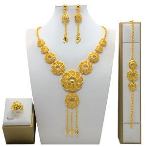 Ensemble de bijoux en or 18 carats de Dubaï, best-seller, collier, boucles d'oreilles, bague et bracelet, ensemble de quatre pièces pour mariée du Moyen-Orient - Product Image 2