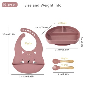 Ensemble de 4 couverts pour l'alimentation de bébé comprenant une assiette en silicone, un bavoir pour visage d'animal, une cuillère et une fourchette avec manche en bois - Product Image 2
