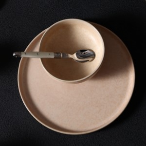 Plato Redondo Ovalado de Cerámica con Acabado Mate y Diseño de Puntos Rosados, Vajilla de Gres para Restaurantes de Alta Cocina y Hoteles de Lujo - Product Image 2