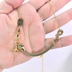 Colección Año de la Serpiente de la Imperatriz Viuda Occidental: Pendientes de Eslabones Geométricos Distintivos y Collar de Moda para Clavícula - Edición Limitada - Product Image 3