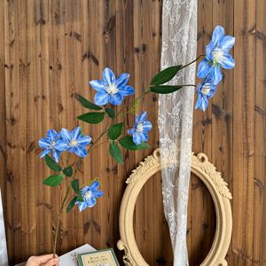 Fleurs artificielles en soie bleues de type Clematis à longues tiges Jinxi pour la décoration de mariage et de la maison - Product Image 1