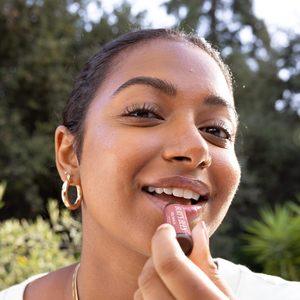 Burt's Bees Lip Tint Cream, Tinte <span class=keywords><strong>Labial</strong></span> de Larga Duración 2 en 1, Color Intenso, Hidratación Profunda con Manteca de Karité, Aspecto Natural y Modulable - Product Image 4