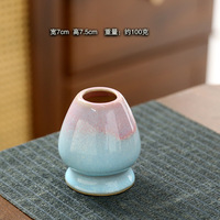 Un bol à matcha en céramique avec une bouche en forme de fleur de lotus un bol à fouet à thé rose et bleu pour les jeunes filles