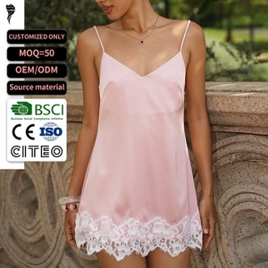 Robe mini en satin rose pour femme, col en V, bretelles spaghetti, ourlet en dentelle blanche, élégante, pour les fêtes, décontractée - Product Image 1