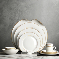 Vente en gros d'assiettes de présentation en porcelaine fine à bordure dorée service de vaisselle en céramique décorative assiettes de table apéritif de mariage blanches