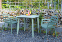 Ensemble de table à manger d'extérieur moderne, meubles de jardin et de cour avec chaises empilables pour restaurant, parc et villa