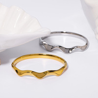Ensemble de bijoux plaqué or 18 carats rétro, bijoux classiques en PVD, bracelet ondulé en argent, minimaliste, acier inoxydable, bague de couple ALN2512213