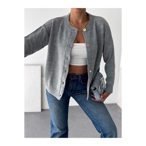 Cardigan en tricot gris boutonné pour femme, taille standard S M L XL compatible - Product Image 1