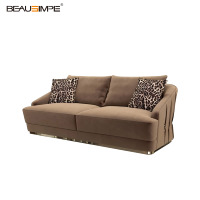 Canapé modulaire de luxe à imprimé léopard, cuir givré et accents dorés, parfait pour un salon d'hôtel chic et une résidence élégante