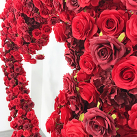 Dekorasi latar belakang pernikahan Hari Valentine pesta dinding bunga hias latar belakang putih lengkungan berbentuk hati merah buatan