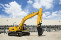 Excavadora de cadenas mediana Skymard de 24 toneladas, modelo XG825FL, con cucharón estándar de 1.2 m³ y sistema de línea de tuberías para martillo hidráulico