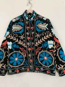 Chaqueta Suzani de Terciopelo Negro, Abrigo de Invierno Bordado, Chaqueta Bordada Suzani, Abrigo Artesanal Bohemio - Product Image 2