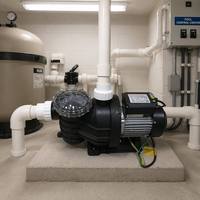 Pompe de circulation et de filtration pour piscine 0,75 kW 1 CV, hauteur de refoulement max. 17,5 m, débit 380 L/min, moteur classe IPX5 F, couvercle de filtre transparent, simple