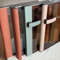 Panel de Puerta Moderno con Marco de Aluminio y Vidrio Marrón, en Cuero de Lujo, Resistente al Fuego y al Agua, con Colores Duraderos para Armario