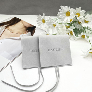 Bolsa de Embalaje de Joyería de Microfibra de Terciopelo con Solapa de Sobre Personalizada en Color Gris Claro, Bolsas para Anillos de Joyería - Product Image 2