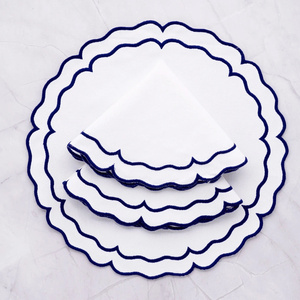 Napperons ronds festonnés brodés en coton et lin avec bordure contrastée pour les entreprises de location d'événements et les réceptions de mariage - Product Image 1