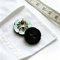Boutons en nacre noire en forme de fleur irrégulière, 2 trous, gravure profonde, 5 pétales, coquille naturelle, boutons décoratifs pour vêtements