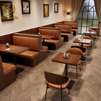 Stand en cuir PU + chaises de restaurant marron Atmosphère de salle à manger rétro et chaleureuse Cabine en bois Canapé Table Chaises en fer