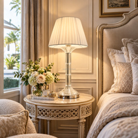 Lampe de table en cristal de luxe française, base en fer plaqué, abat-jour en tissu plissé, verre en cristal pour chambre à coucher, salon, villa, hôtel