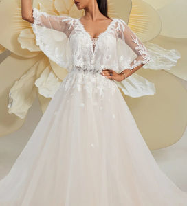 فستان زفاف رومانسي رائج بياقة على شكل V مع تطريز دانتيل وأكمام شفافة وتصميم A-Line مع ربطة خلفية وحمالة صدر مدمجة - Product Image 3