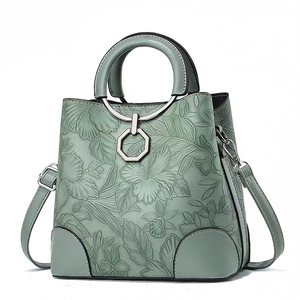 Sacs à main pour femmes en cuir PU brillant de haute qualité, à bandoulière, avec pendentif fleur, vente en gros - Product Image 5