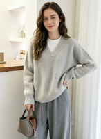 Ensemble confortable pull en maille gris à col en V et pantalon de détente assorti - Inspiration chic et minimaliste pour femme pour l'automne et l'hiver
