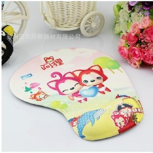 Tapis de souris Yoli avec repose-bras, design coloré et amusant pour le bureau et la maison - Product Image 1