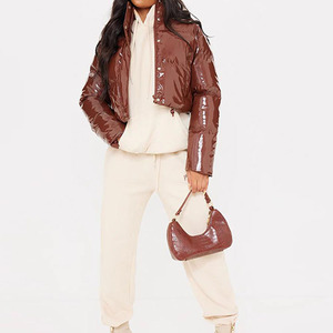 Manteau d'hiver personnalisé <span class=keywords><strong>en</strong></span> duvet de canard brillant de couleur chocolat pour femmes <span class=keywords><strong>veste</strong></span> courte <span class=keywords><strong>en</strong></span> <span class=keywords><strong>vinyle</strong></span> à bulles d'air - Product Image 4