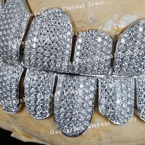 Set Grillz Personalizzato 10+10 in Argento Sterling 925 con Moissanite VVS, Micro Pave Completo per Denti Stile Hip Hop, per Uomini e Donne - Product Image 4
