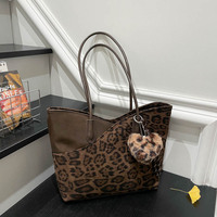 Nouveauté Sac à bandoulière tendance à imprimé léopard grande capacité avec pendentif cœur