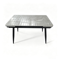 Table à manger de style minimaliste avec plateau en pierre frittée, fonction extensible, structure en métal noir pour salle à manger moderne