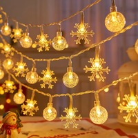 Weihnachts-Lichterkette mit Sternen, Schneeflocken und Kugeln in verschiedenen Formen, warmweiß, für Haus, Terrasse, Fenster, Weihnachtsdekoration