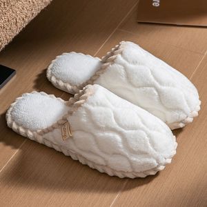 Chaussons d'intérieur confortables de haute qualité, style automne-hiver, avec semelles épaisses antidérapantes, adaptés aux hommes et aux femmes. - Product Image 3