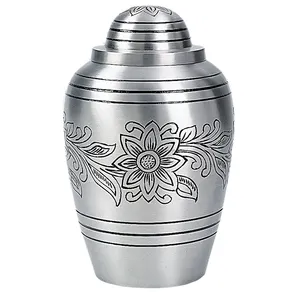 L'urne funéraire en laiton Bouquet fini en étain est une urne en laiton massif usinée individuellement à la main