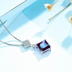 Collar con Colgante Solitario de Plata de Ley 925 con Circonita Cúbica de Corte Princesa, Bañado en Rodio, con Cambio de Color y Alejandrita de Laboratorio - Product Image 4