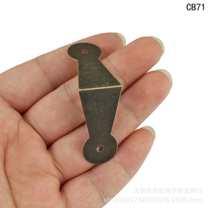 Support d'angle en acier carbone CB71 39x20mm style antique pour la protection des bords des boîtes en bois - Product Image 2