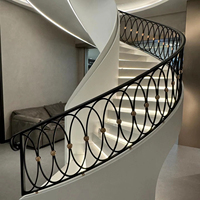 Escalier en colimaçon moderne pour hôtel-villa de luxe, design écologique, finition dorée en acier inoxydable, marches en métal et chêne