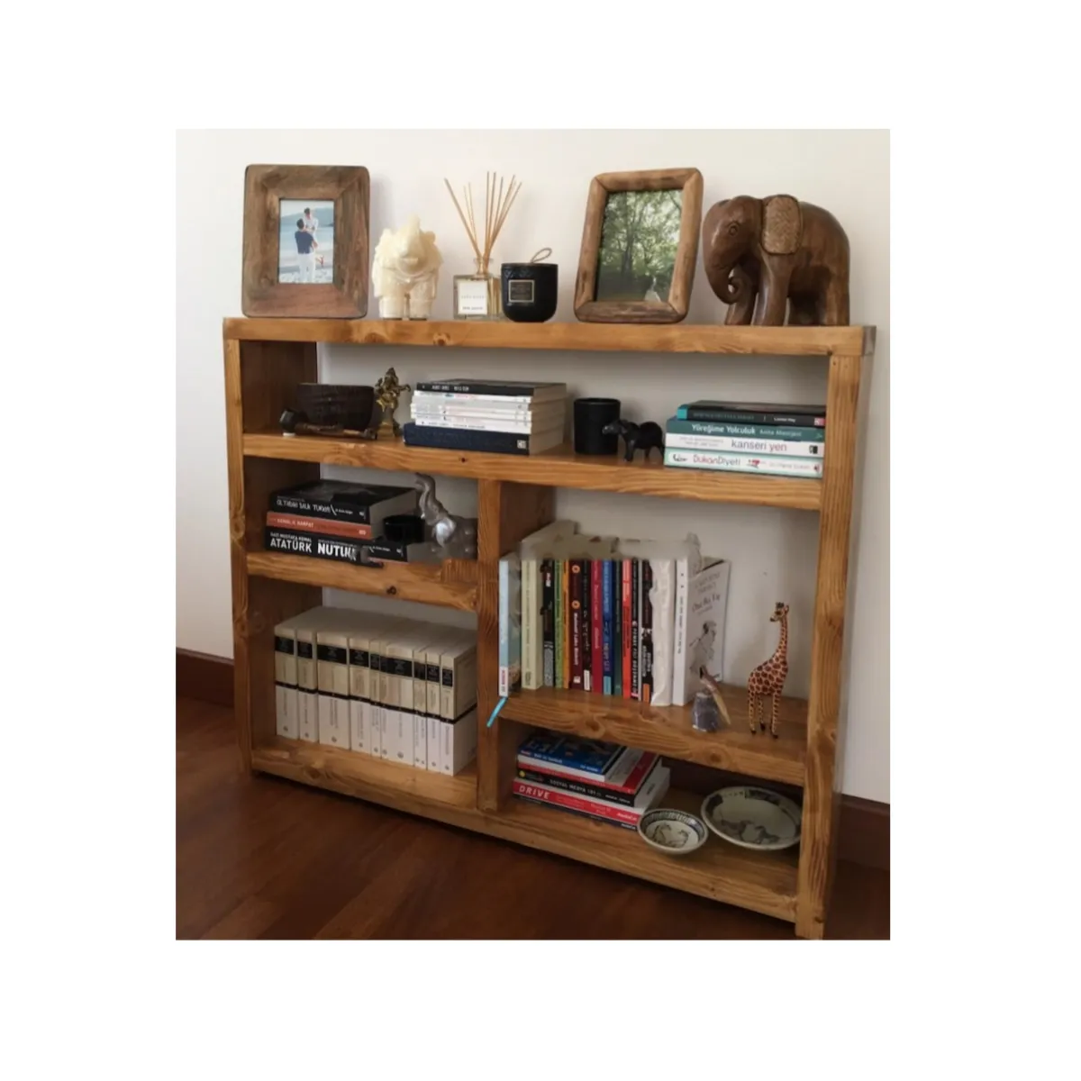 Книжный шкаф из массива дерева для гостиной